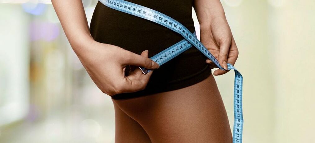 Bir kadın etkili kilo kaybının sonuçlarını kaydeder