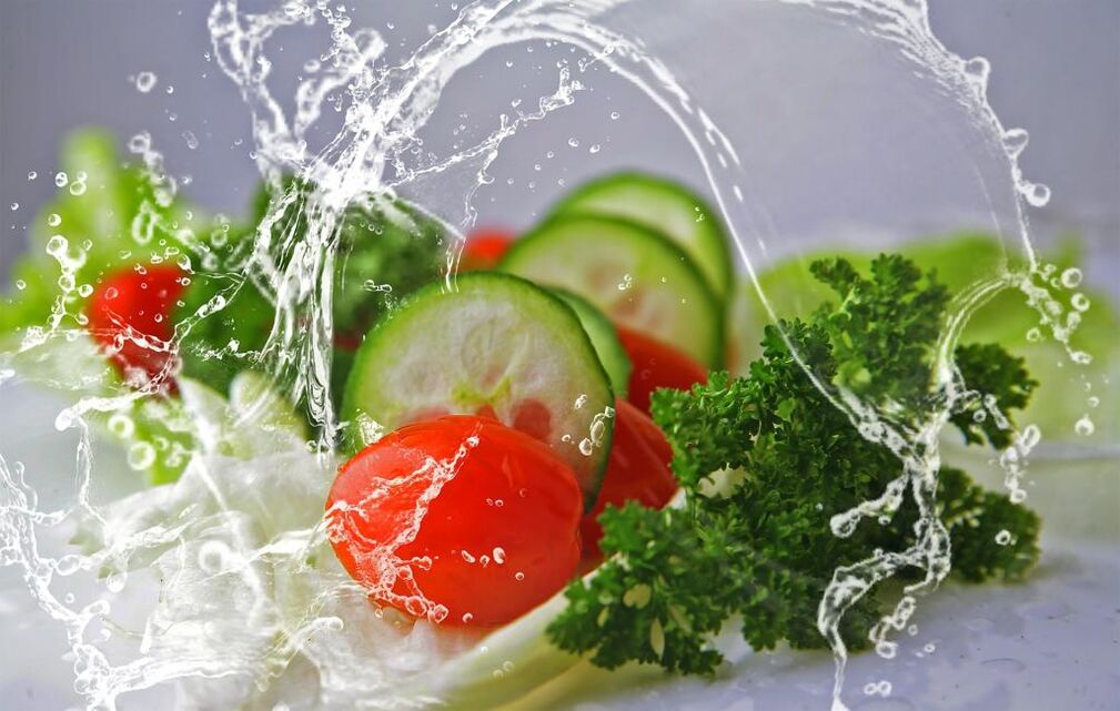 Sağlıklı yiyecek ve su kilo vermede önemli unsurlardır