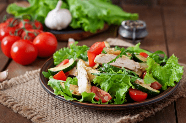 Tavuk ve sebze salatası, antrenman sonrası hafif bir akşam yemeği için mükemmel bir seçenektir. 