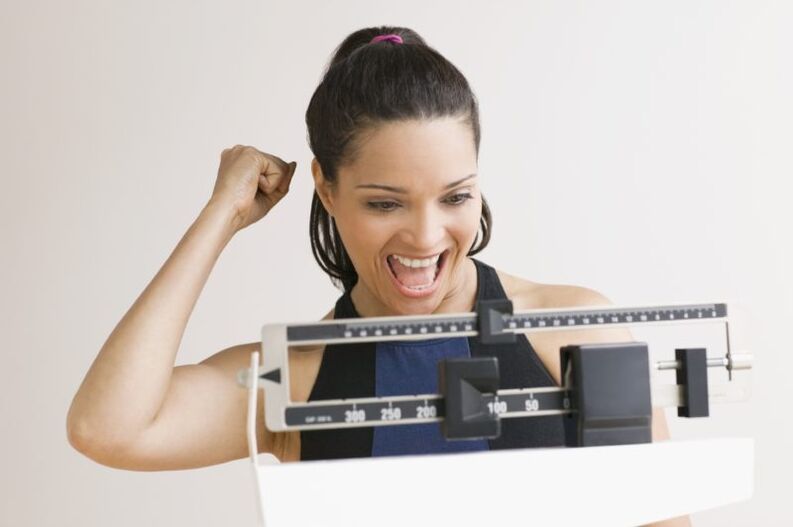 Maggi diyeti ile kilo vermekten mutlu olan kadın